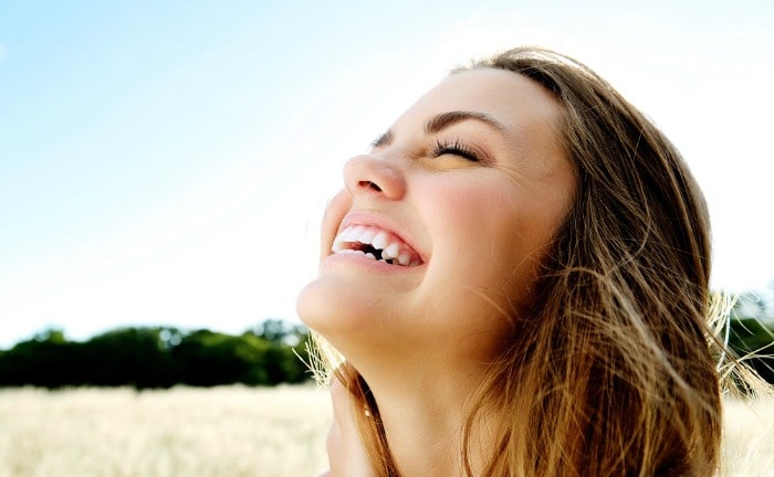 Mulher com pele clara sorrindo