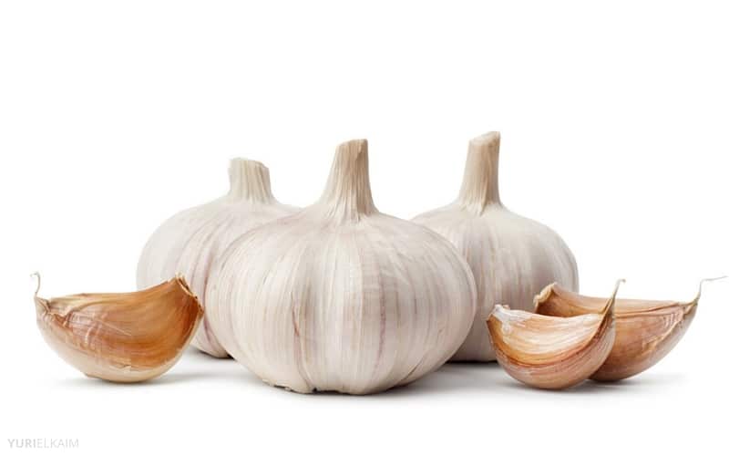 7 Anti-Aging Foods Everyone Over 40 Should Eat - Garlic