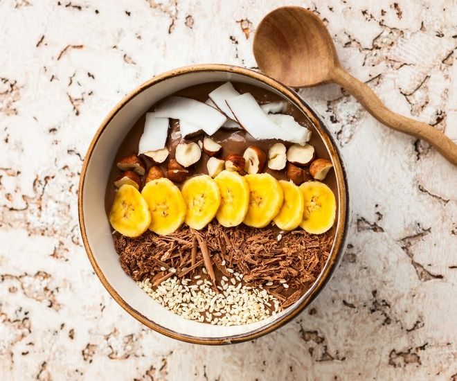 Chocolate and hazelnut protein bowl - young and raw