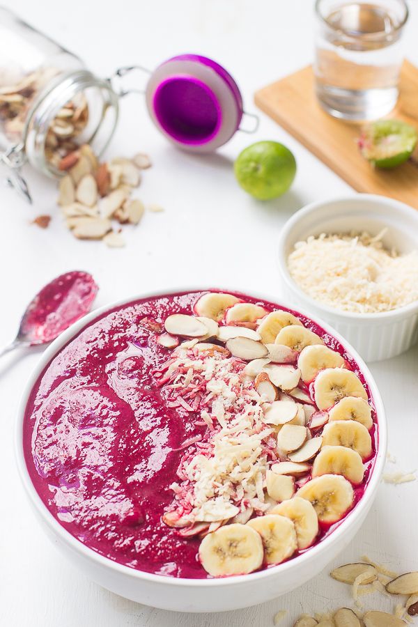 Bananen-Beeren-Rüben-Smoothie-Bowl-via-jessica-in-the-kitchen