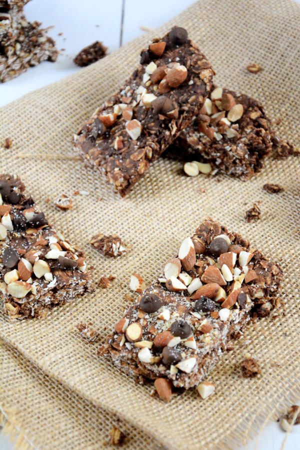 barres de granola double chocolat avec graines de chia-via avec sel et eau