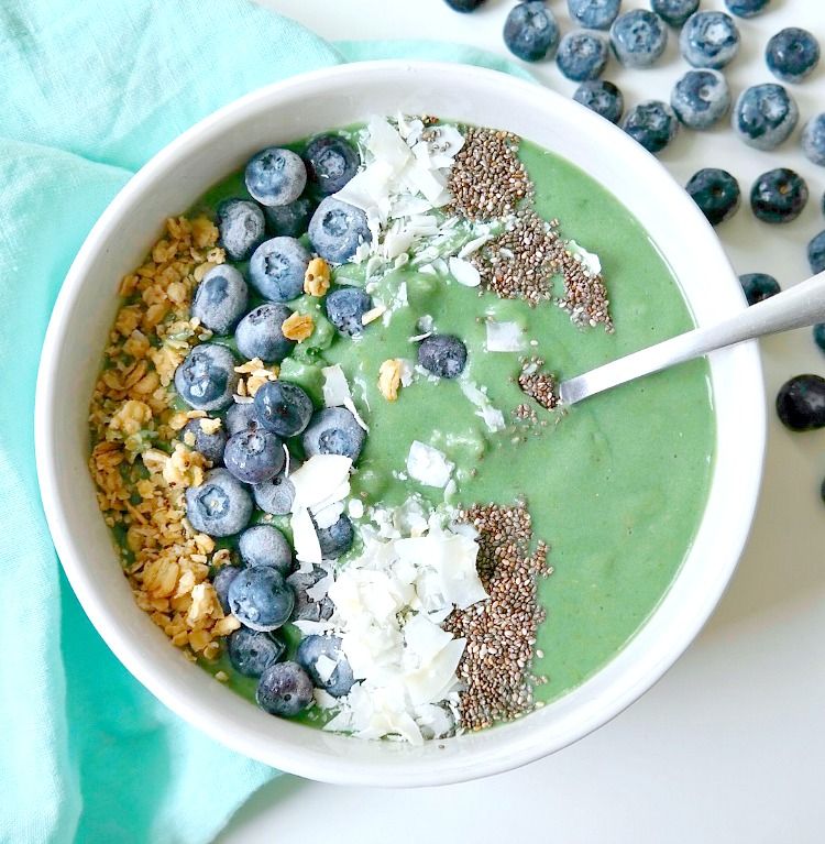 Merjungfrauen-Smoothie-Bowl-aus-dem-glühenden-Kühlschrank