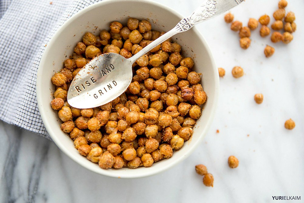 spicy-garlic-oven-roasted-chickpeas