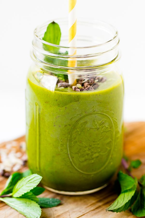 mint-chocolate-chip-green-smoothie-via-jessica-in-the-kitchen