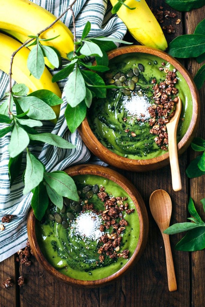 summer-green-smoothie-bowl-via-the-glow-within