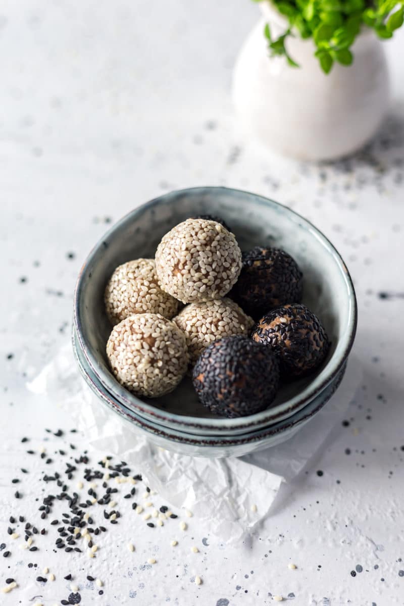 Chocolate Tahini Protein Energy Balls (5 Ingredients)