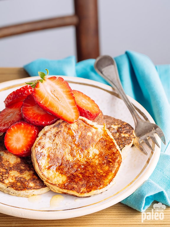 Simple Paleo Banana Pancakes via Paleo Grubs