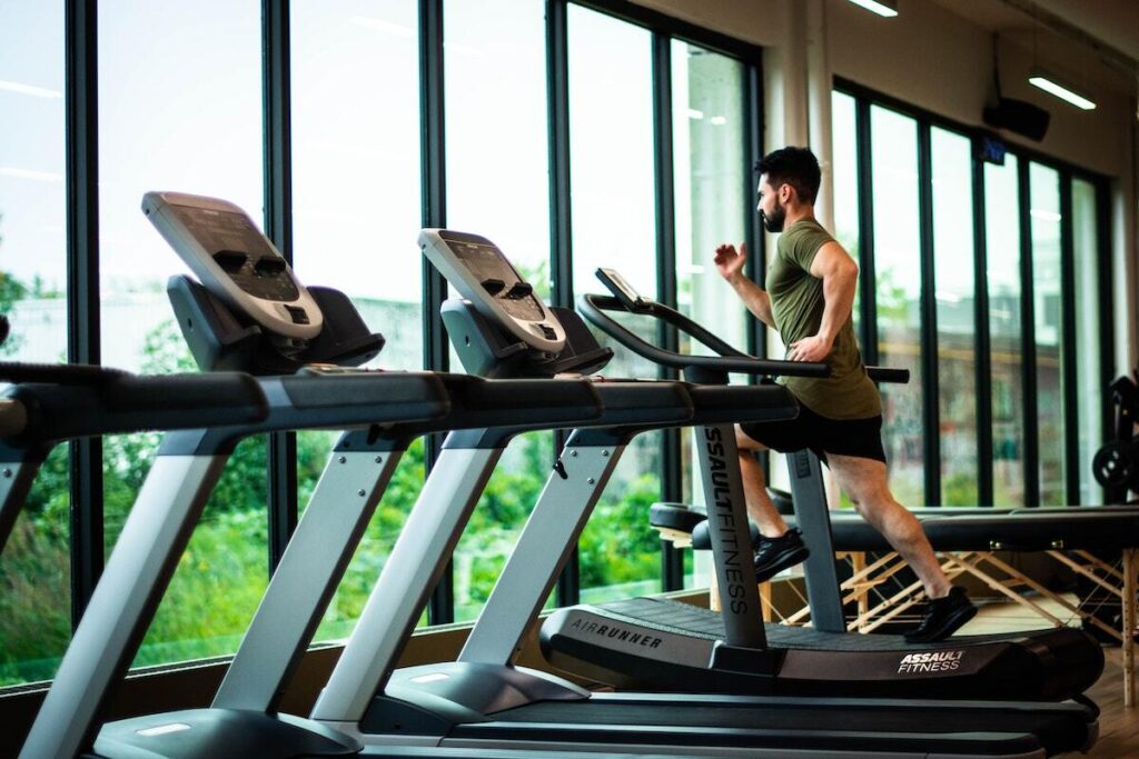 Image of a man running on a treadmill. Image source: Pexels
