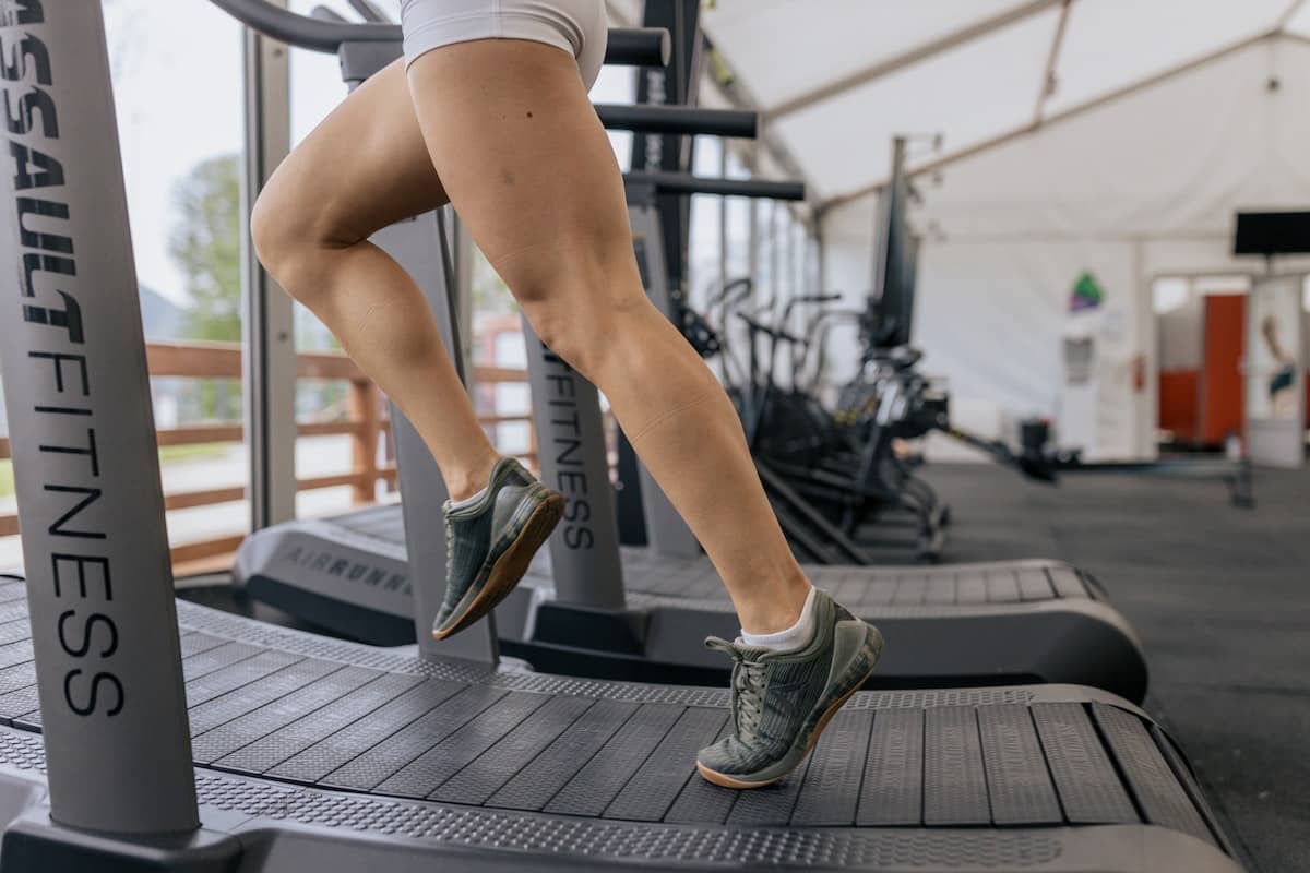 Image of a man running on a treadmill. Image source: Pexels