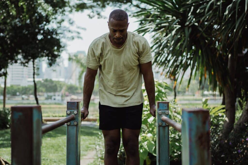 Image of a man doing dips. Source: pexels